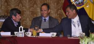 El presidente Rafael Correa se reuni&oacute; en el Palacio de Carondelet con los equipos negociadores de paz.