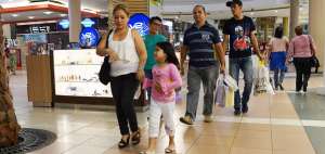 El patio de comidas del centro comercial San Marino, en el norte de Guayaquil, estuvo lleno de comensales. 