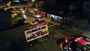 20 miembros del Cuerpo de Bomberos llegaron hasta el taller, ubicado al norte de Quito. Foto: Cortes&iacute;a