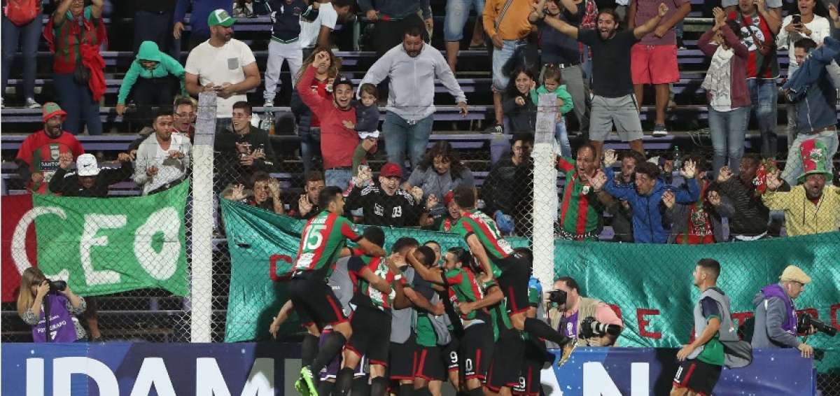 Jugadores de Rampla Juniors celebran un gol ante UTC Cajamarca este jueves durante un partido de la Copa Sudamericana en el estadio Luis Franzini en Montevideo.