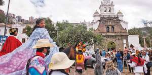 Grace Santos y Pablo Lig&ntilde;a fueron elegidos este a&ntilde;o los reyes de las festividades de Gu&aacute;pulo. Daniel Molineros / El Tel&eacute;grafo