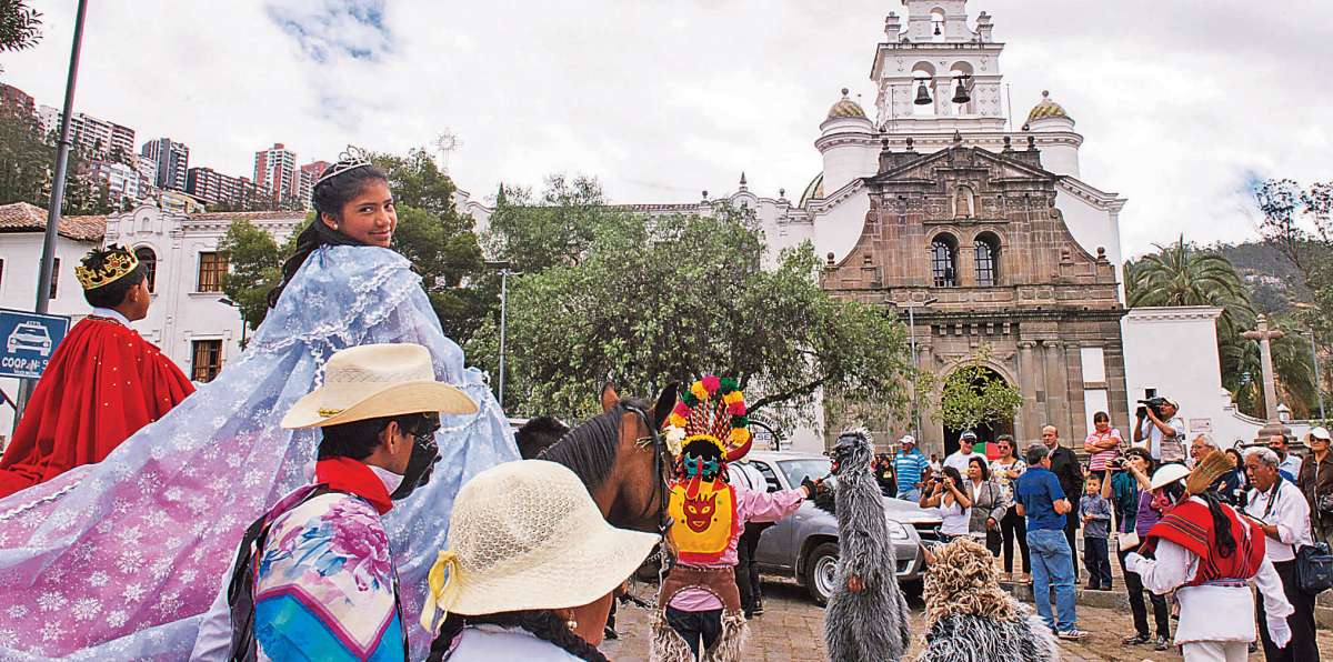 Grace Santos y Pablo Lig&ntilde;a fueron elegidos este a&ntilde;o los reyes de las festividades de Gu&aacute;pulo. Daniel Molineros / El Tel&eacute;grafo