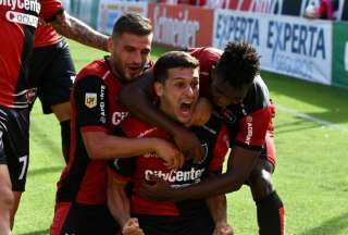 Djorkaeff Reasco (der.) celebra el gol de Juan Manuel García