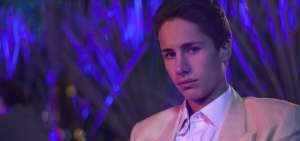 Uno de los fotogramas cedido por Netflix, en el que aparece el actor JuanPa Zurita en el papel de Alex, hermano del cantante Luis Miguel. 