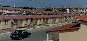 El asentamiento poblacional Ceibo Renacer en Manta es uno de los sitios donde los damnificados del terremoto fueron ubicados. Son casas de estructura met&aacute;lica.