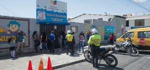El centro de estudios funciona en Carcel&eacute;n, en el norte de Quito. Los representantes piden la intervenci&oacute;n del Ministerio de Educaci&oacute;n. 