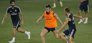 El delantero gal&eacute;s Gareth Bale traslada el bal&oacute;n durante la &uacute;ltima pr&aacute;ctica del Real Madrid, ayer en Tallin.  