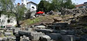 El sitio arqueol&oacute;gico est&aacute; ubicado muy cerca del puente de Todos Santos de la ciudad de Cuenca. Un promedio de 50 visitantes acuden diariamente hasta all&aacute; para admirar su estructura que fue levantada en &eacute;poca pasada.
