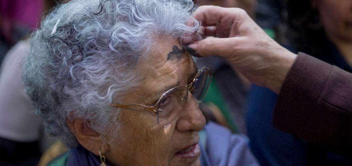 En la Iglesia Santa Teresita, los fieles acudieron a recibir la se&ntilde;al de la ceniza.