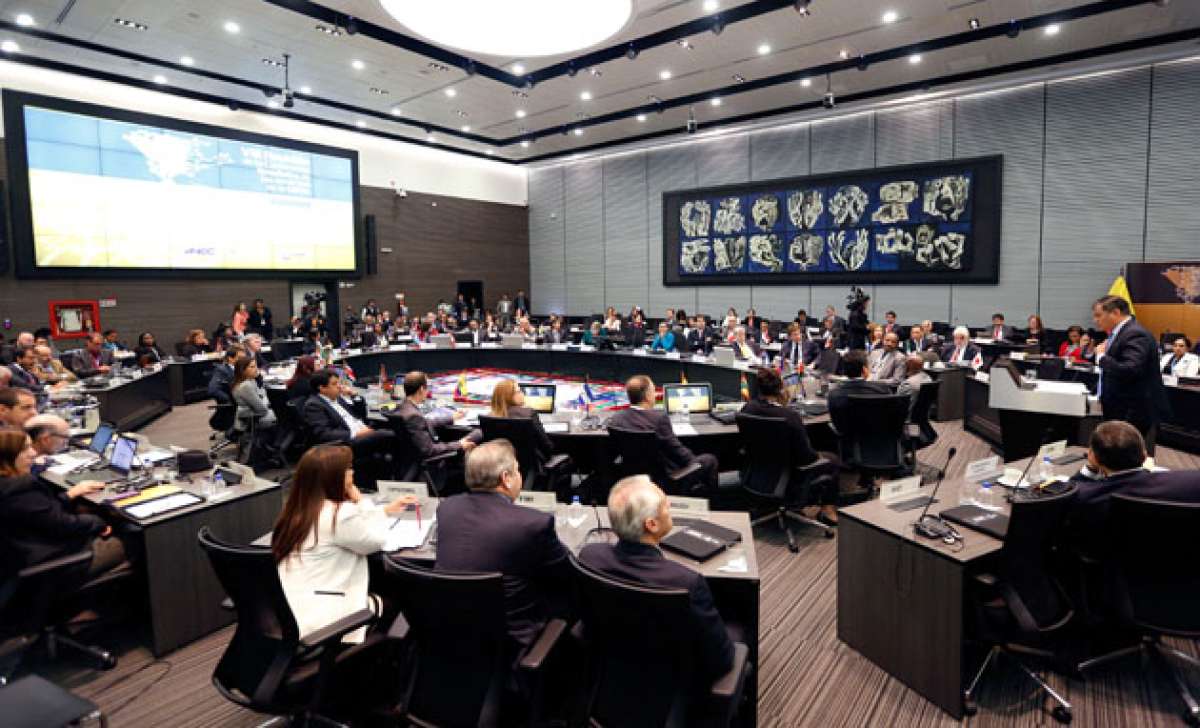 El presidente Rafael Correa expone durante el encuentro de  estad&iacute;sticas de la Cepal, celebrado en la sede de la Unasur. Foto: Cortes&iacute;a / Presidencia de la Rep&uacute;blica
