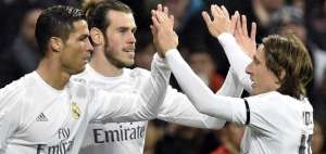 Cristiano (i), Bale y Modric festejan uno de los tres tantos que convirti&oacute; el gal&eacute;s ante el 'Depor'.