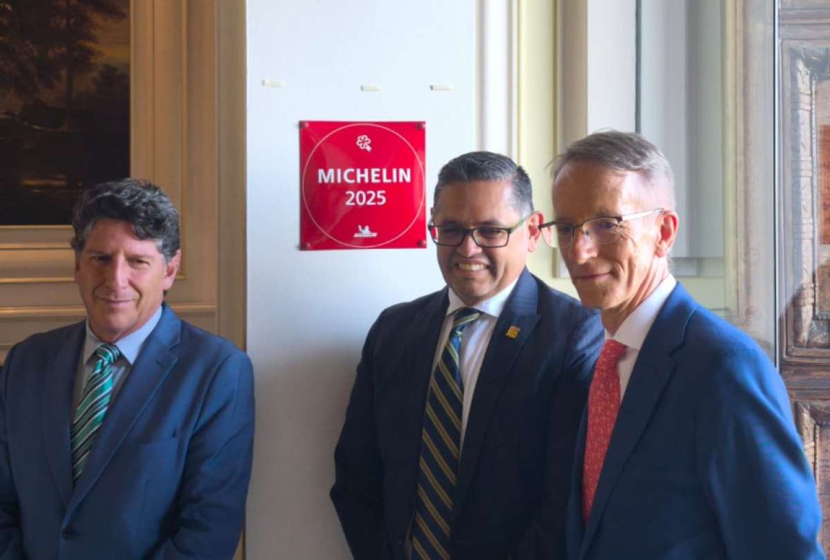 El hotel cuenta con un placa en su entrada principal. 