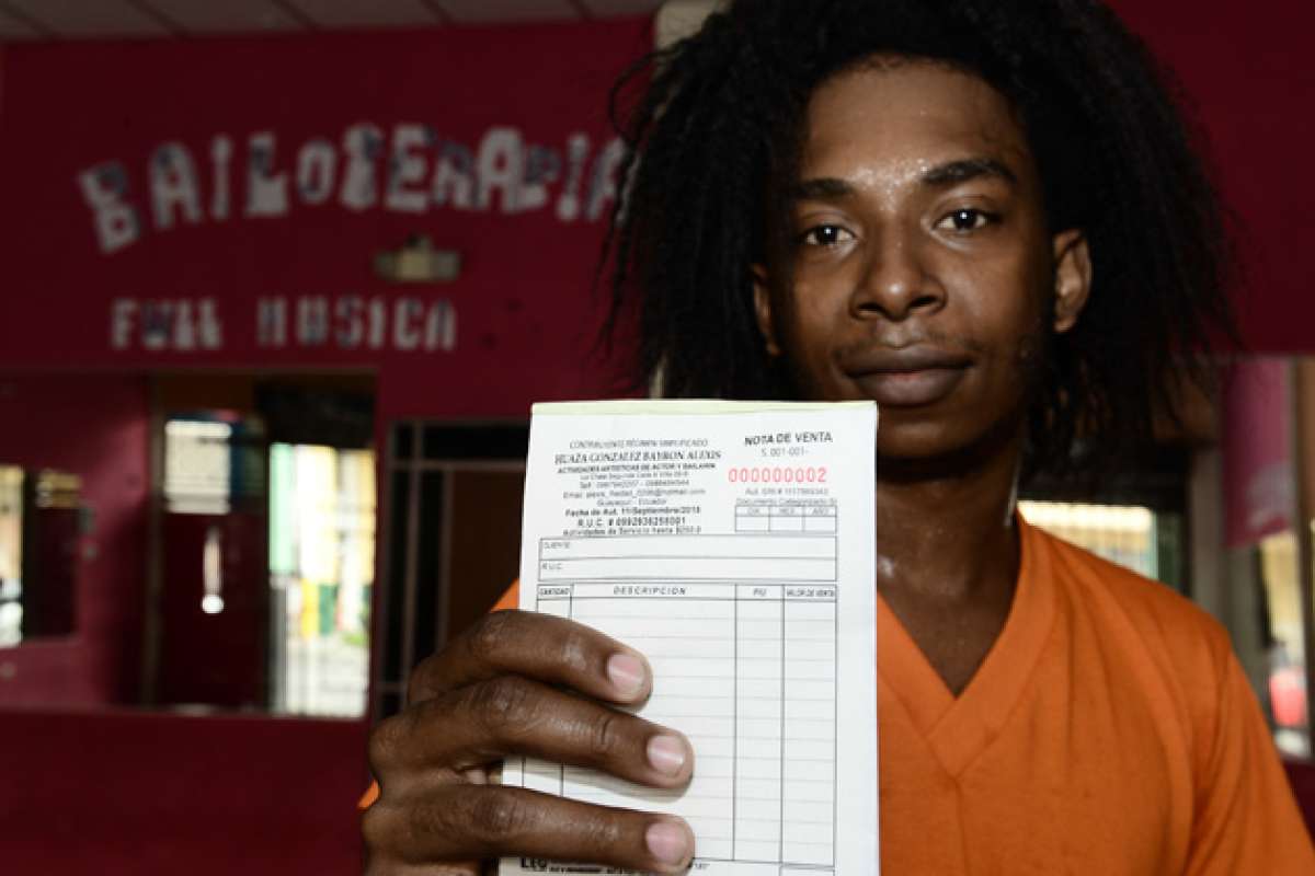 Bayron Huasa, de 24 a&ntilde;os, se desempe&ntilde;a como cantante y bailar&iacute;n. Luego de un a&ntilde;o de espera obtuvo un facturero para poder cobrar por sus servicios. Foto:  Miguel Castro / El Tel&eacute;grafo