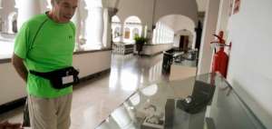 Los obsequios para subastar se encuentra en exposici&oacute;n en los pasillos del Palacio de Carodelet.
