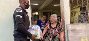 El futbolista ecuatoriano Joffre Guerr&oacute;n entrega una caja con alimentos a una moradora del barrio San Nicol&aacute;s, en Monterrey (M&eacute;xico)