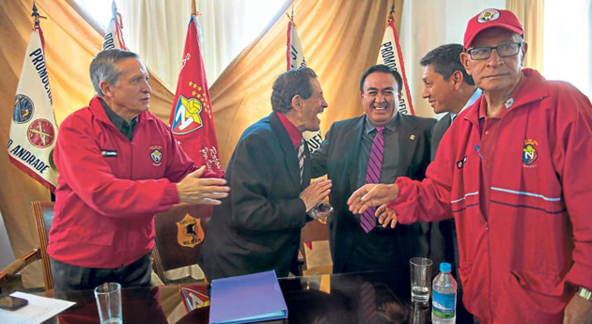 Los miembros de la agrupaci&oacute;n Rojos por Siempre dieron ayer una rueda de prensa sobre los detalles de las elecciones presidenciales. Foto: Fernando Sandoval / El Tel&eacute;grafo