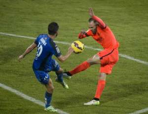 Andr&eacute;s Iniesta (d.) no pudo destacar en el partido debido a la marca de la defensa del Getafe. Foto: AFP