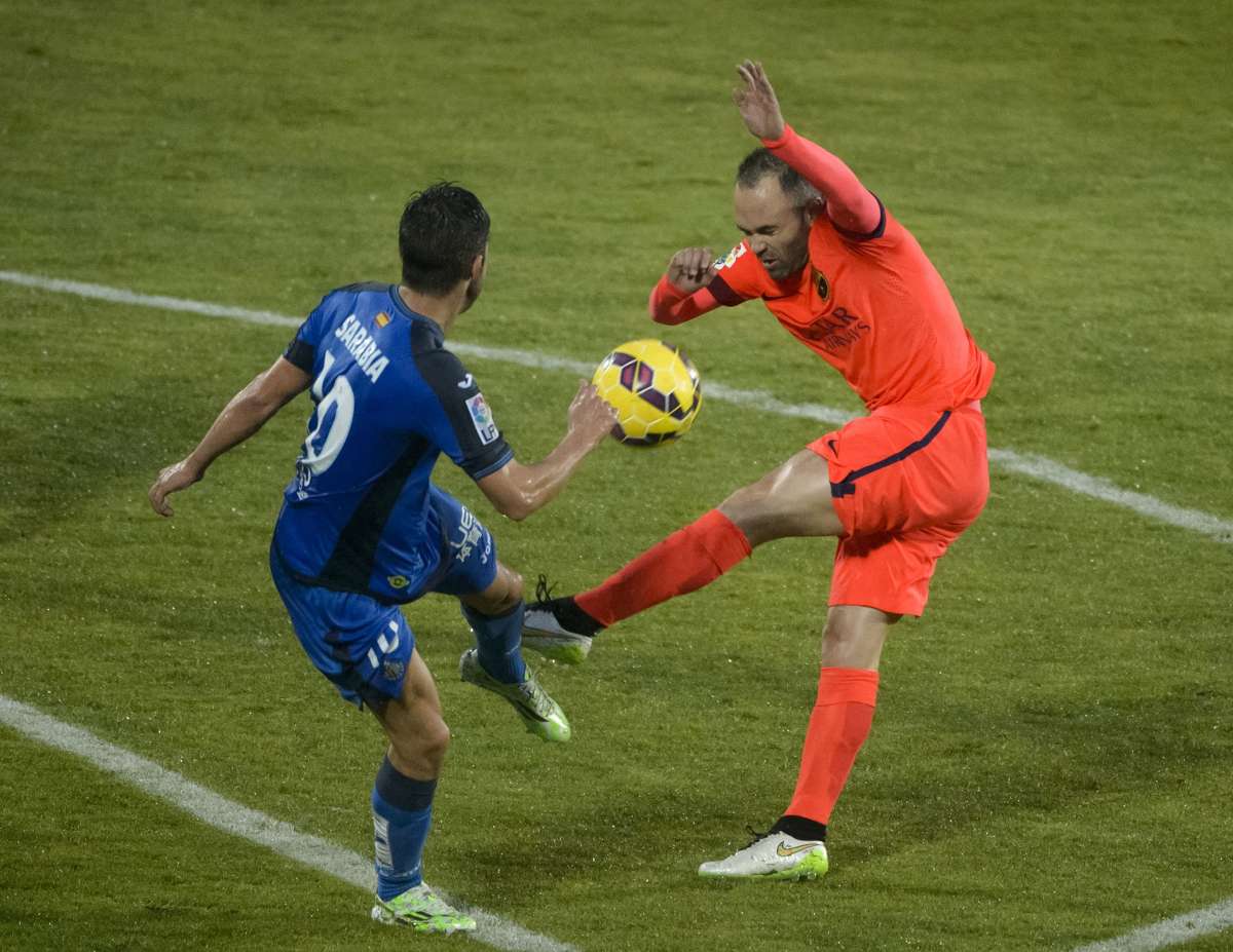 Andr&eacute;s Iniesta (d.) no pudo destacar en el partido debido a la marca de la defensa del Getafe. Foto: AFP