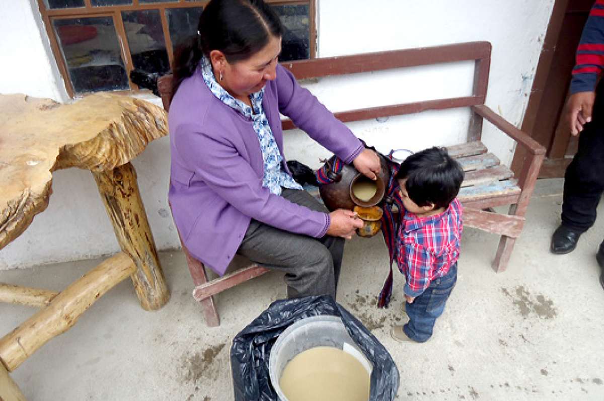 La chicha de jora es mejorada su sabor en vasijas de barro. Los habitantes de Jima incluso brindan la bebida o toma en peque&ntilde;os jarras tambi&eacute;n de barro. Fotos: Rodrigo Matute / El Tel&eacute;grafo