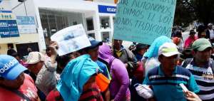 Los vendedores informales protestaron en la avenida 6 de Diciembre y Eloy Alfaro (norte de Quito). No descartan realizar una movilizaci&oacute;n hacia el Municipio.