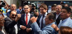 Alcaldes de Manab&iacute; y coidearios acompa&ntilde;aron al prefecto Mariano Zambrano y su hijo a la Fiscal&iacute;a.