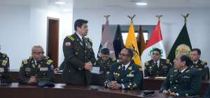El comandante de Polic&iacute;a de Ecuador Nelson Villegas (de pie) y su similar de Per&uacute;, Jos&eacute; Lavalle (sentado a su derecha) presidieron la cita.