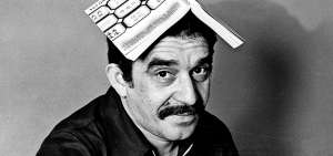 Garc&iacute;a M&aacute;rquez con la primera edici&oacute;n de Cien a&ntilde;os de soledad, publicada por Editorial Sudamericana en 1967.