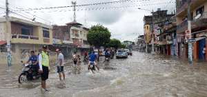 Las calles quedaron bajo el agua. La Comisi&oacute;n de Tr&aacute;nsito del Ecuador (CTE) trabaj&oacute; para evitar el caos vehicular, especialmente en la avenida Los Chirijos.