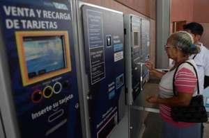 Los usuarios de la Troncal 25 de Julio pagan $ 0,50 por la tarjeta recargable. Foto: Miguel Castro |  El Tel&eacute;grafo