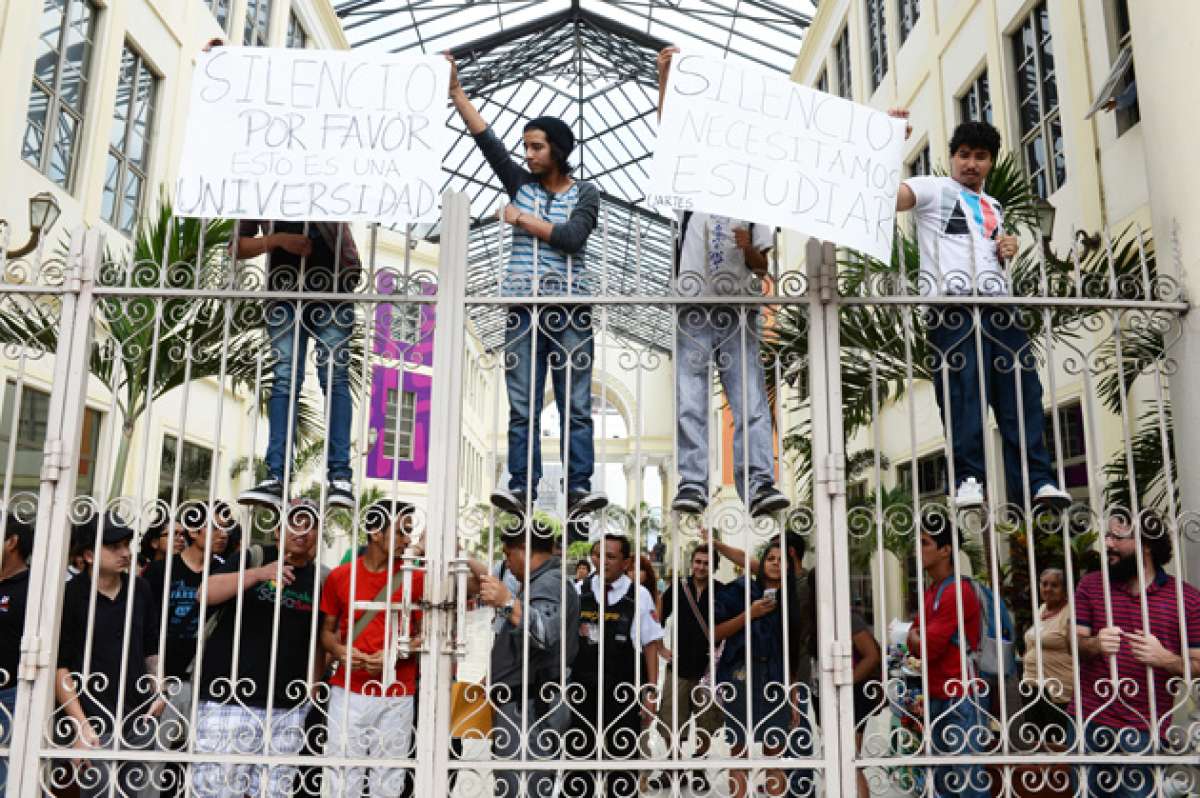Los alumnos de la Universidad de las Artes, en Guayaquil, colocaron sus pancartas en el Pasaje Illingworth ante la manifestaci&oacute;n de militantes del Prian. FOTO: MIGUEL CASTRO / EL TEL&Eacute;GRAFO