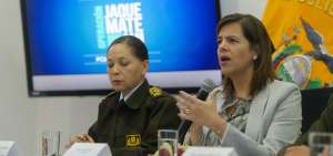 La ministra de Gobierno, Mar&iacute;a Paula Romo (d), y la Comandante General de Polic&iacute;a (e) Mar&iacute;a Fernanda Tamayo, durante el anuncio oficial.