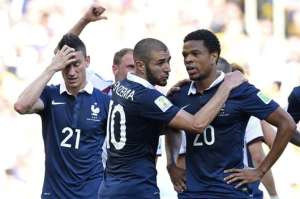 Karim Benzema (centro) consuela a Loic Remy (der.) luego de la eliminaci&oacute;n francesa en cuartos de final. Foto: AFP.