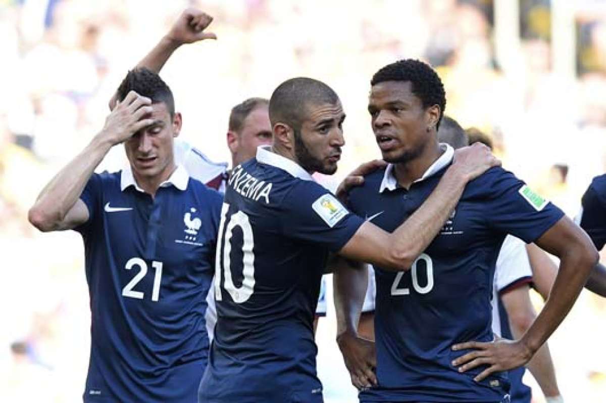 Karim Benzema (centro) consuela a Loic Remy (der.) luego de la eliminaci&oacute;n francesa en cuartos de final. Foto: AFP.
