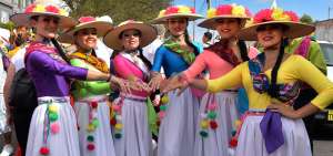 Los grupos culturales chilenos participan continuamente en los grandes eventos que se organizan en Ambato, como es la Fiesta de la Fruta y de las Flores.