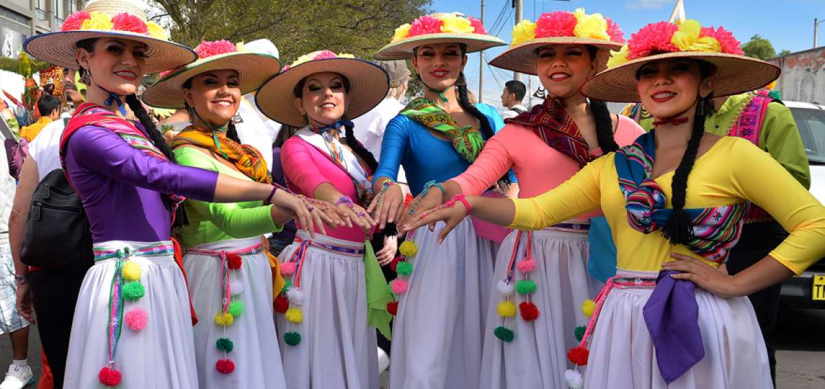 Los grupos culturales chilenos participan continuamente en los grandes eventos que se organizan en Ambato, como es la Fiesta de la Fruta y de las Flores.