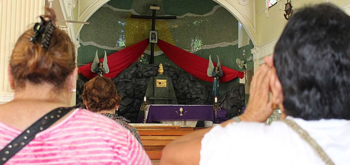 Feligreses llegan en estos d&iacute;as al santuario del Cristo del Consuelo previo a la procesi&oacute;n del Viernes Santo.