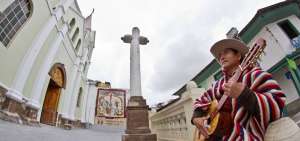 Frente a la iglesia de San Miguel, el Kauka Carnaval compone coplas con su guitarra.