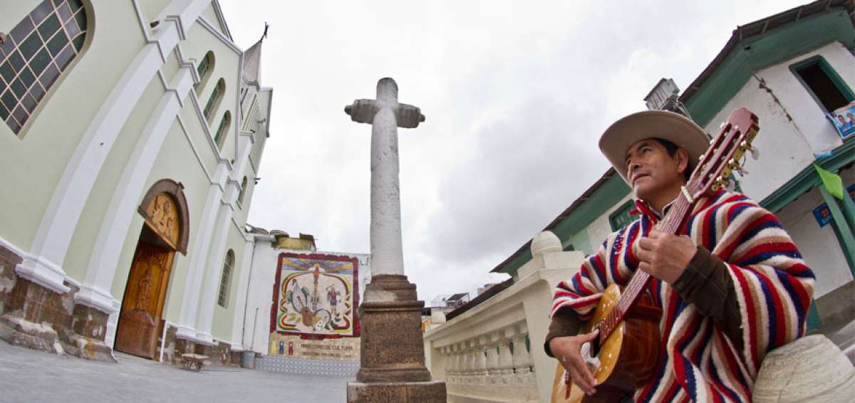 Frente a la iglesia de San Miguel, el Kauka Carnaval compone coplas con su guitarra.