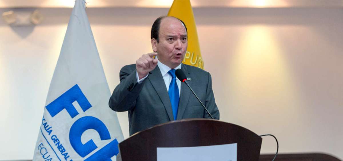 El fiscal Carlos Baca en la rueda de prensa de ayer dijo que en la conversaci&oacute;n del audio que difundi&oacute; se evidencia el inter&eacute;s de Serrano de sacarlo del cargo.