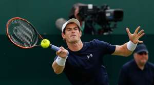 Murray devuelve con su derecha ganadora un tiro de Tsonga. Foto: AFP
