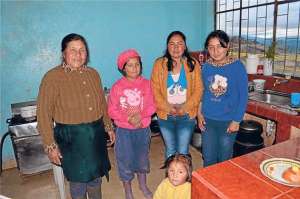 Amelia, madre del indultado; Yisa, la hija que escribi&oacute; la carta; Jeny Vallejo, la esposa, y Angie, la hija mayor de los Guzm&aacute;n Vallejo, esperan la Fabio. Foto: Carlos Jim&eacute;nez / El Tel&eacute;grafo