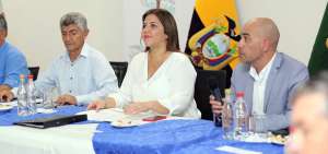 Vicepresidenta entreg&oacute; cr&eacute;ditos a pescadores artesanales de Esmeraldas