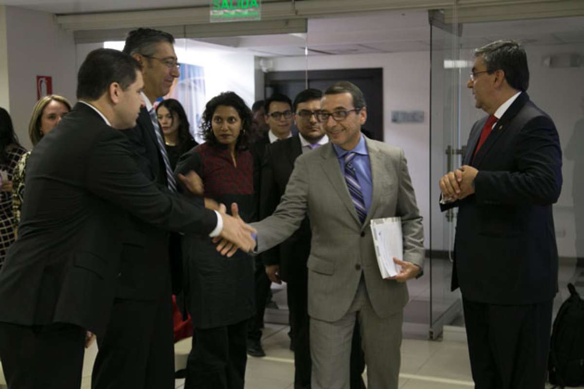 El ministro de la Producci&oacute;n, Vinicio Alvarado (centro), aval&oacute; la transacci&oacute;n entre la compa&ntilde;&iacute;a ecuatoriana y la Corporaci&oacute;n Financiera Internacional. Foto: Mario Egas