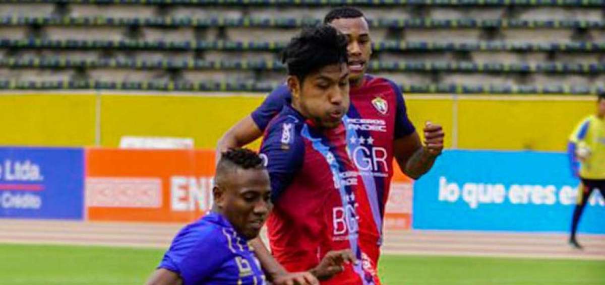 Henry Patta (azul) disputa el bal&oacute;n con Luis Segovia.