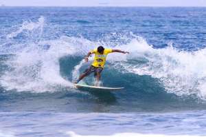 "Bibi" Rodr&iacute;guez domin&oacute; las olas de Monta&ntilde;ita y avanz&oacute; de ronda. Foto: Cortes&iacute;a, Federaci&oacute;n Ecuatoriana de Surf