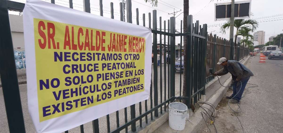 Los propietarios de negocios colocaron carteles para solicitar al alcalde Jaime Nebot la revisi&oacute;n de la obra.