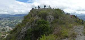 El cerro El Plateado debe su nombre al color de su suelo, un sustrato gris azulado. En el sitio se hallaron importantes vestigios arqueol&oacute;gicos.