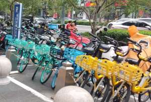 En Beijing, miles de personas usan aplicaciones móviles para movilizarse en bicicleta.
