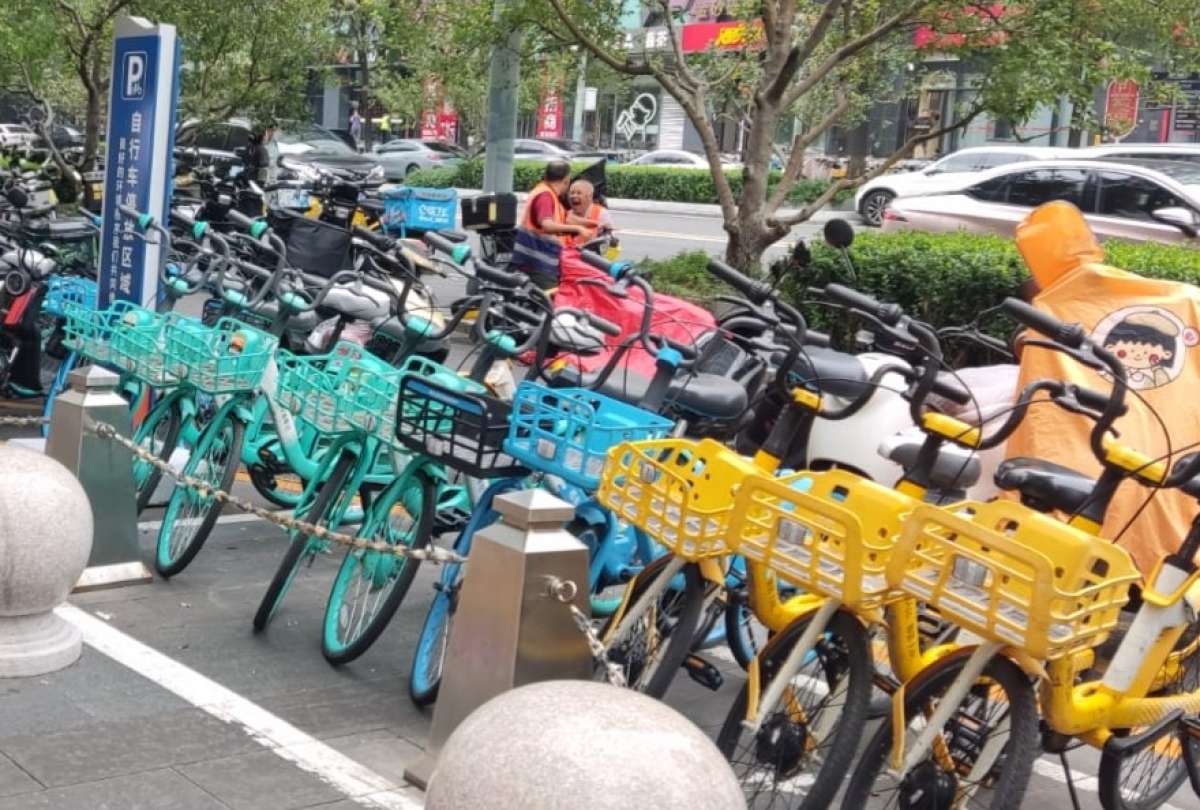 En Beijing, miles de personas usan aplicaciones móviles para movilizarse en bicicleta.
