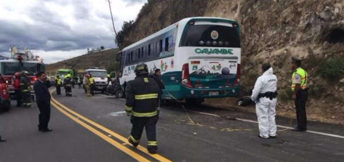 Personal de socorro lleg&oacute; al lugar para asistir a las v&iacute;ctimas.